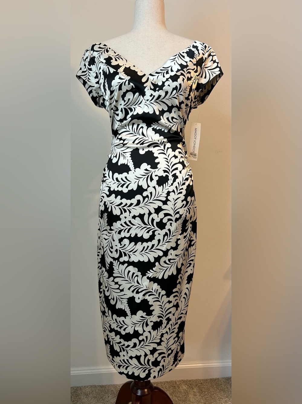 NWT Maggy London Black Ivory Scroll Print Ruched Sheath Dress Size 10 - Picture 1 of 6